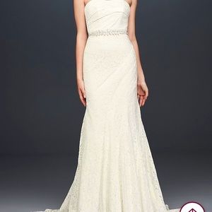 Beautiful lace strapless wedding gown size 10